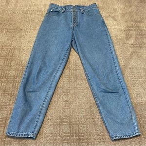 {Levi's} High Waisted Mom Jean ~ Size 28